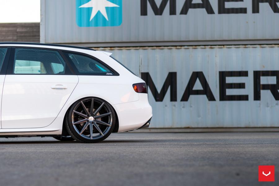 Детали экстерьера Audi A4 Avant on Vossen Wheels (VFS10) 2017 года  (фото 22 из 23)